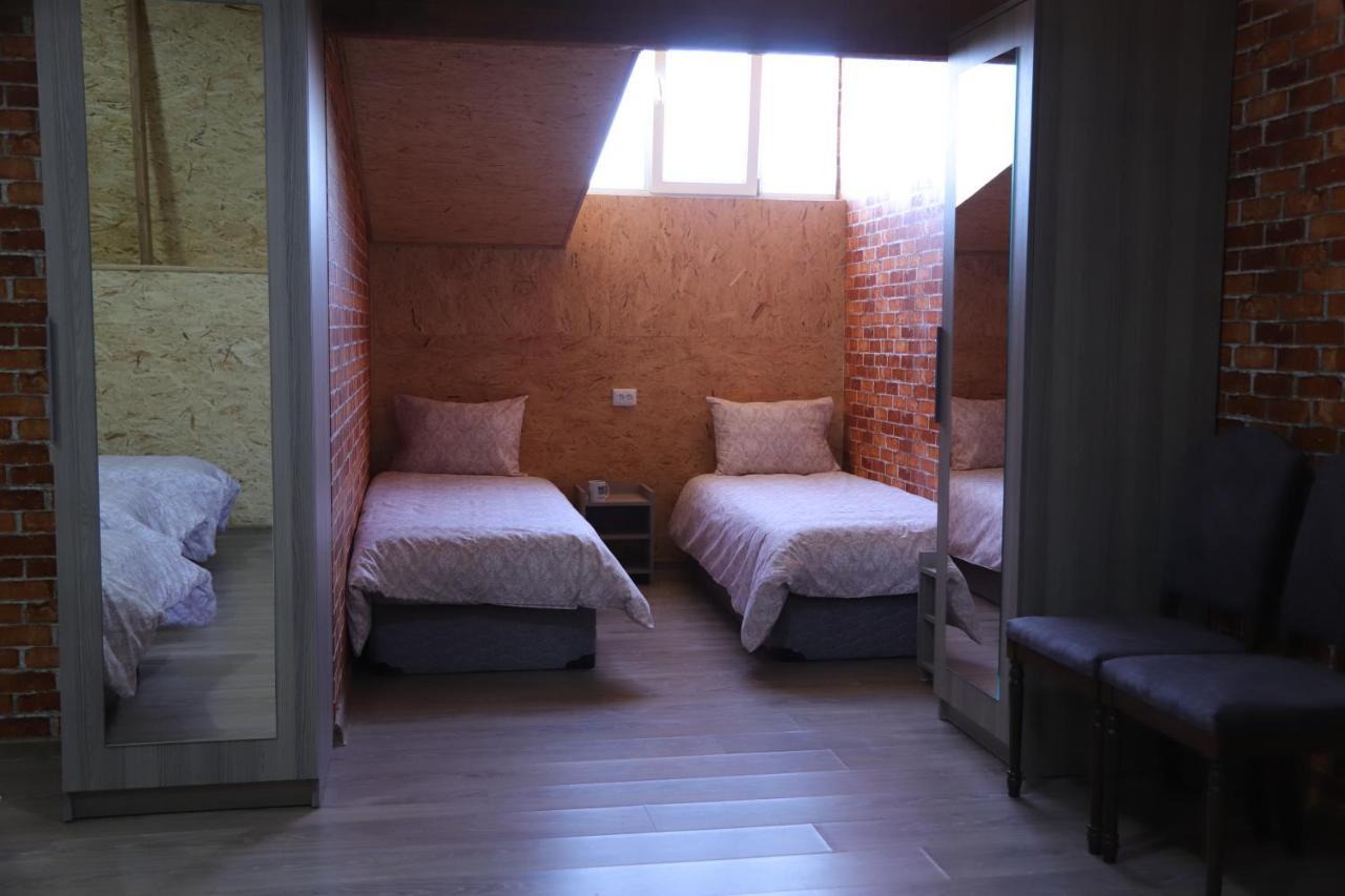 Lime Hotel & Restaurant Complex Gyumri Esterno foto A room at the hostel