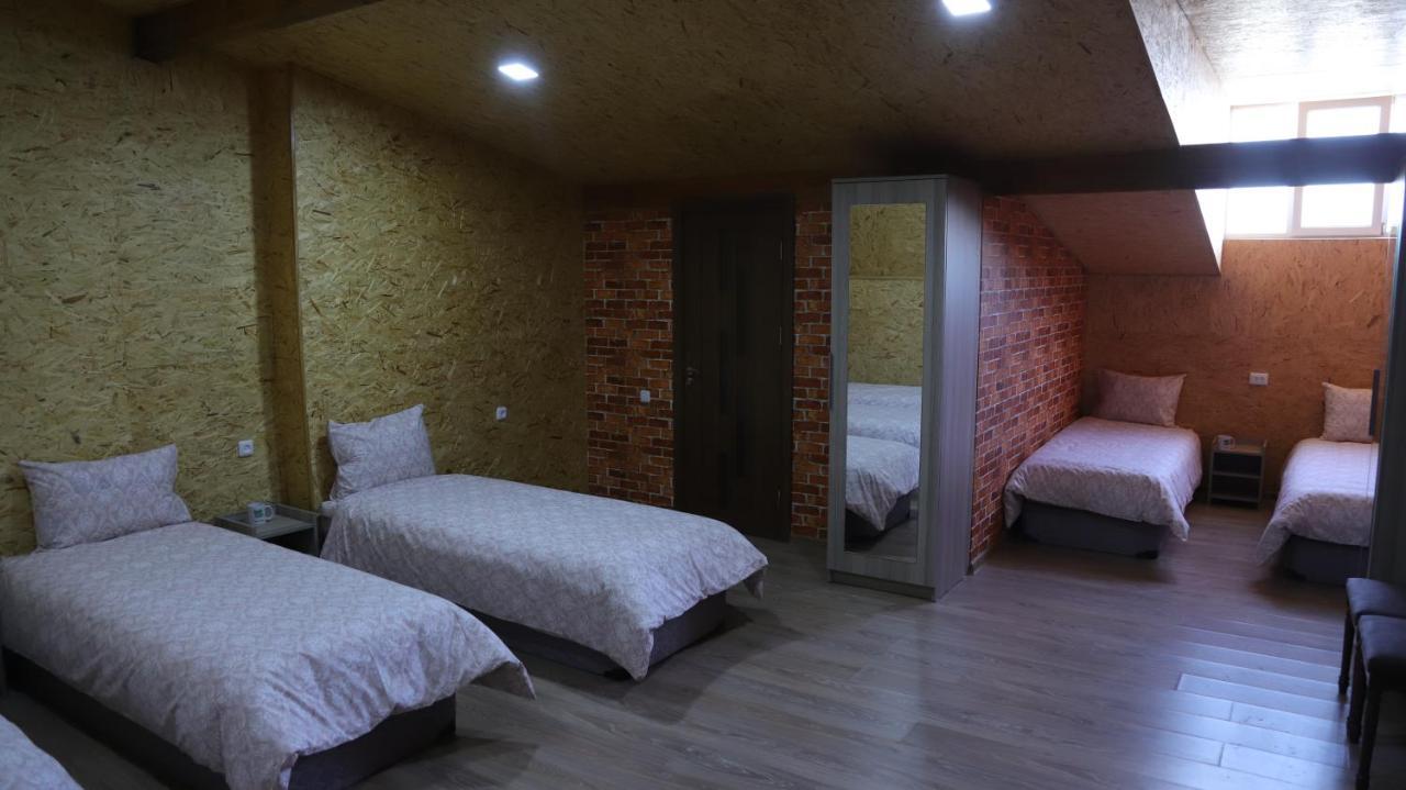 Lime Hotel & Restaurant Complex Gyumri Esterno foto A room at the hostel