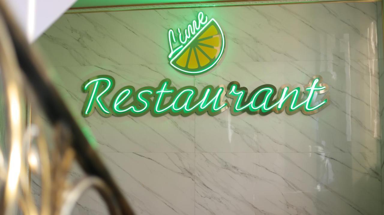 Lime Hotel & Restaurant Complex Gyumri Esterno foto Neon sign