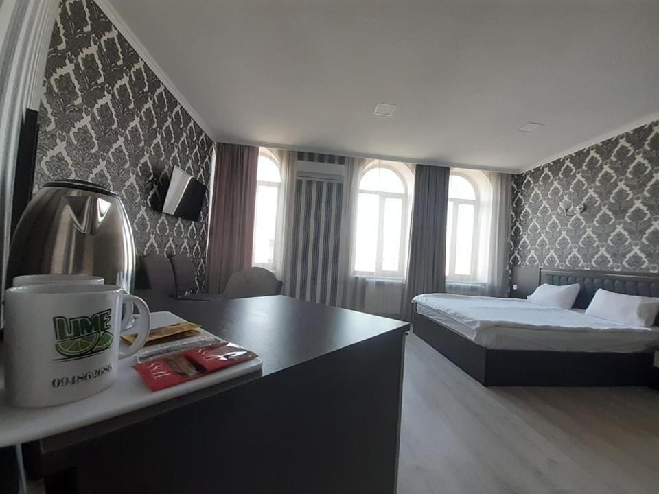 Lime Hotel & Restaurant Complex Gyumri Esterno foto A room at the hotel